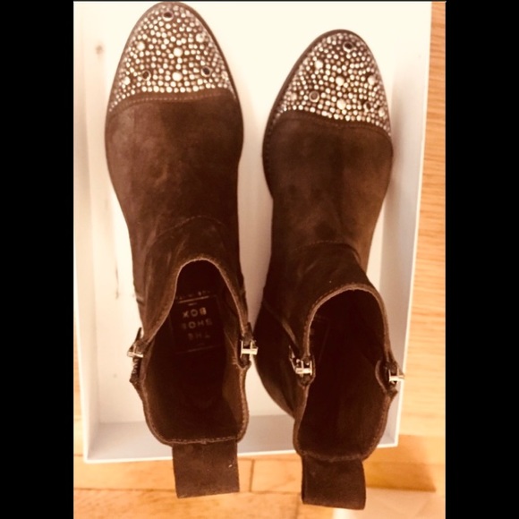 The shoe box: Brand New dark brown suede boots - Picture 3 of 14